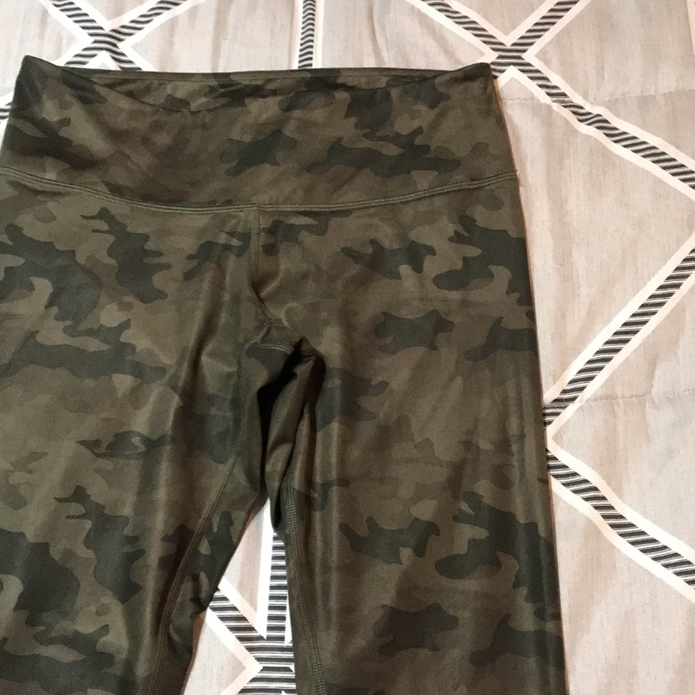 **Rare** Lululemon Athletica Camo Leggings - Picture 2 of 7
